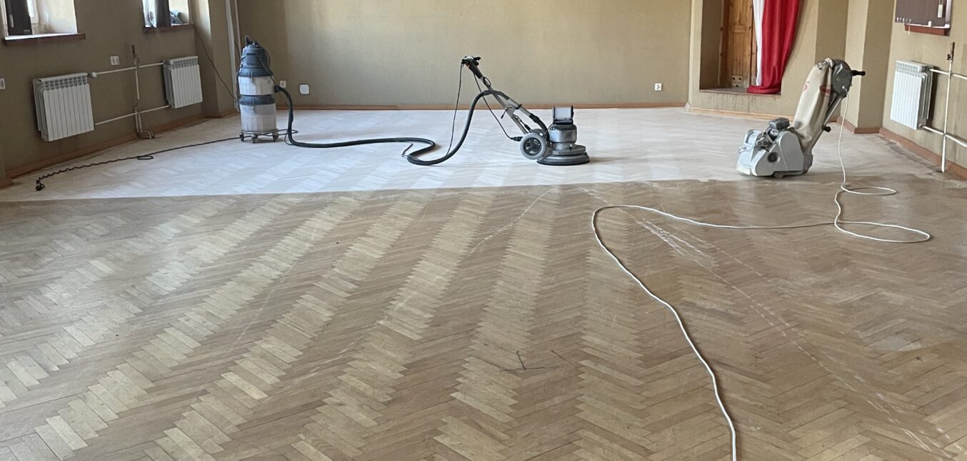 Cyklinowanie parkietu na sali w Szczecinie