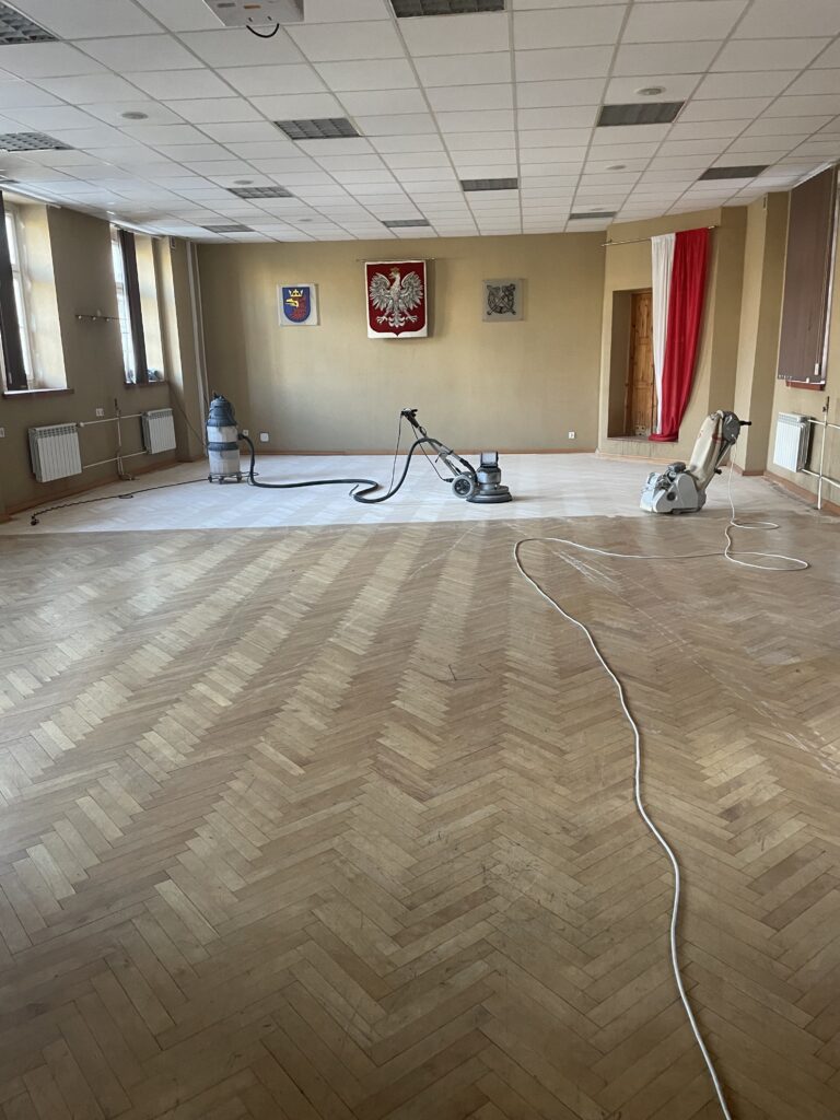 Cyklinowanie parkietu na sali w Szczecinie